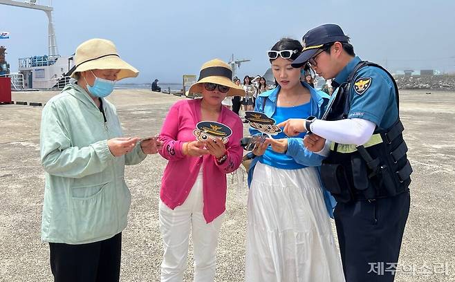 제주동부경찰서가 우도를 찾은 관광객을 상대로 교통법규 및 기초질서 준수를 홍보하고 있다. ⓒ제주의소리