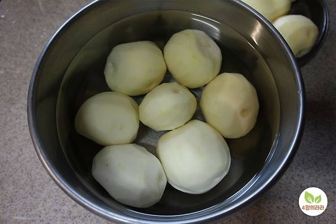 껍질깐감자를 물에 담가둔 모습