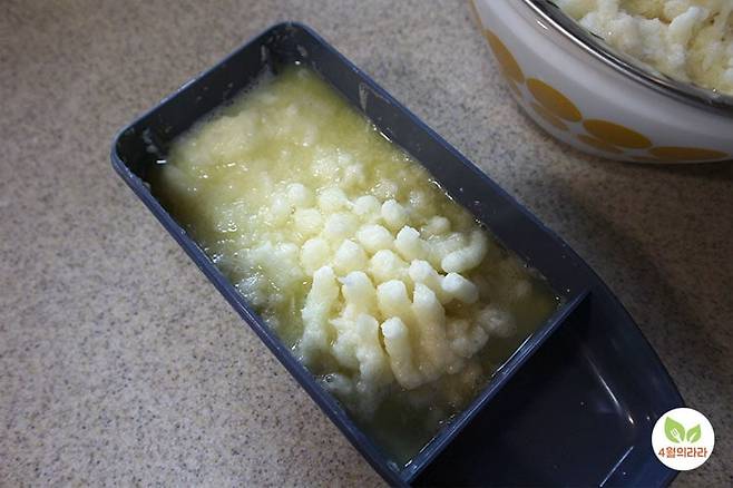 강판에 감자를 간 모습