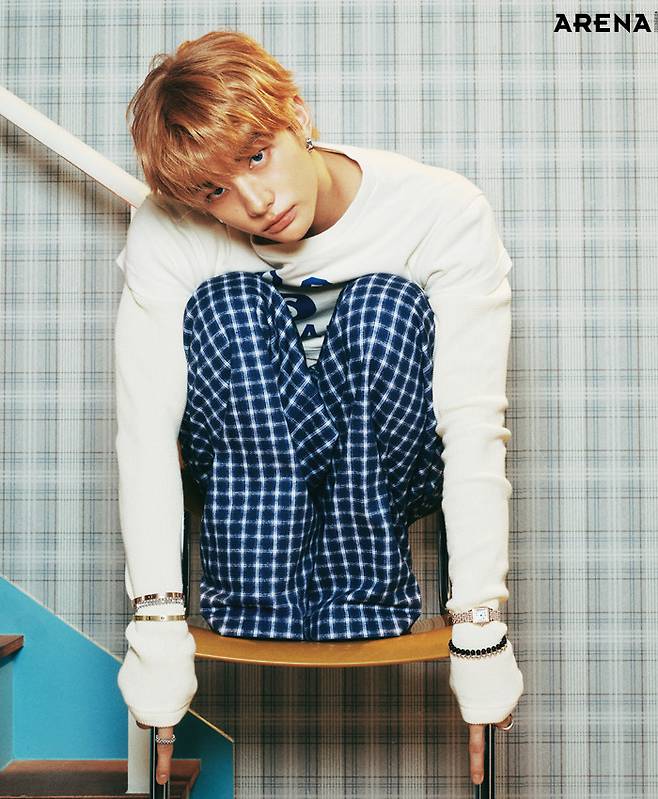 오른손에 착용한 (위부터) 핑크 골드 LOVE 브레이슬릿 클래식·로듐 도금 화이트 골드 클래쉬 드 까르띠에 브레이슬릿 미디엄·옐로 골드 LOVE 브레이슬릿 클래식·검지의 로듐 도금 화이트 골드 클래쉬 드 까르띠에 링 미디엄·왼손에 착용한 다이아몬드가 세팅된 핑크 골드 케이스의 팬더 드 까르띠에 워치·브릴리언트 컷 다이아몬드와 오닉스 세팅의 클래쉬 드 까르띠에 브레이슬릿 플렉시블 라지·중지의 블랙 세라믹과 브릴리언트 컷 다이아몬드가 세팅된 화이트 골드 LOVE 링 클래식·브릴리언트 컷 다이아몬드가 세팅된 화이트 골드 소재의 LOVE 이어링 클래식 모두 까르띠에 제품. 체크 패턴 팬츠 ERL, 니트 톱 스타일리스트 소장품.