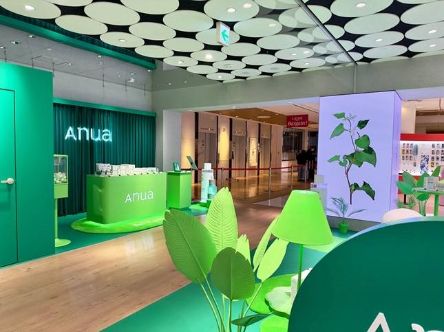 아누아가 일본 ‘아토코스메’ 오사카점과 도쿄점에서 진행한 팝업스토어/사진제공=더파운더즈