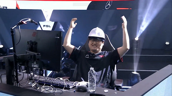 이지환에 완승을 거두고 안전모 세리머니를 선보인 '오펠' 강준호(출처=대회 실황 캡처).