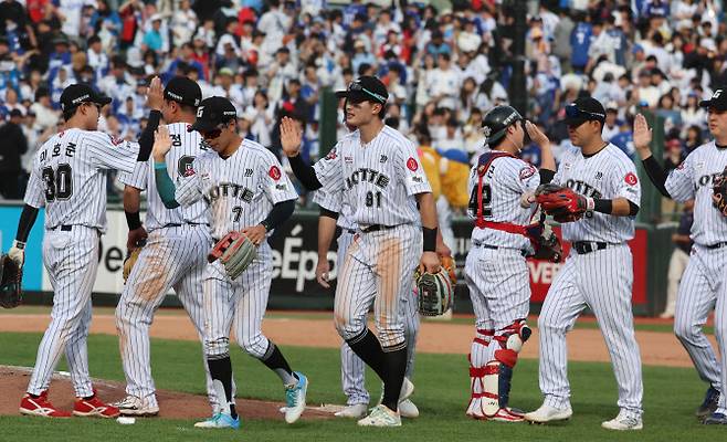 18일 부산 사직야구장에서 열린 프로야구 2025 신한 SOL 뱅크 KBO리그 삼성라이온즈와 롯데자이언츠 경기. 롯데 선수들이 삼성에 6-3으로 승리한 후 기쁨을 나누고 있다. 사진=연합뉴스