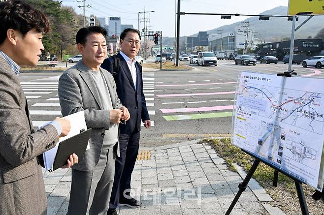 김동근 시장이 버스중앙차로 해제 뒤 현장 상황을 점검하고 있다.(사진=의정부시 제공)