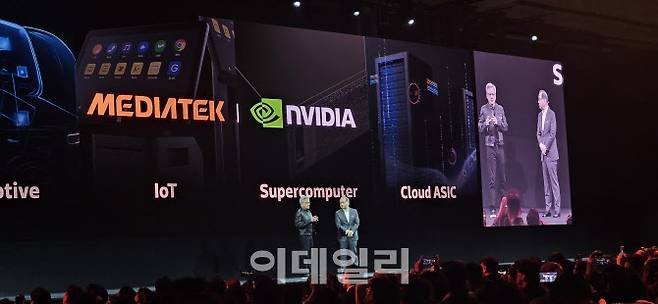 20일(현지시간) 대만 타이베이 난강2전시관에서 개최된 ‘컴퓨텍스(COMPUTEX) 2025’의 차이리싱 미디어텍 최고경영자(CEO) 기조강연에서 젠슨황 CEO가 참여해 발언하고 있다. (사진=김아름 기자)