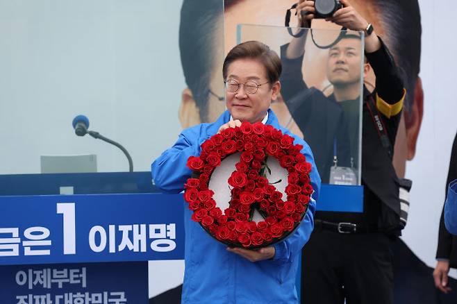 이재명 더불어민주당 대선 후보가 20일 경기 고양시 일산문화광장에서 열린 집중유세에서 장미로 만든 기표 도장 모형을 들고 있다.(사진=연합뉴스)