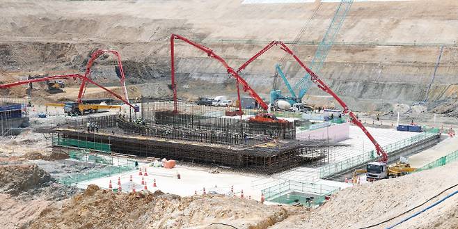 한국수력원자력이 20일 경북 울진 한울원자력본부에서 짓고 있는 신한울 3호기 원자로 건물 내 콘크리트를 타설하는 모습. (사진=한수원)