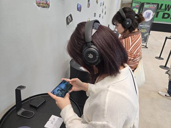 - 배틀그라운드 모바일 시연 중인 방문객