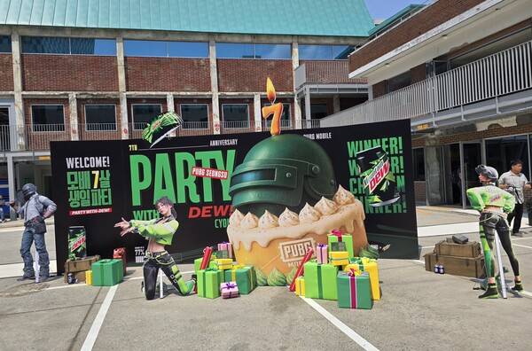 - 거대 헬멧 케이크와 선물 상자로 가득한 포토 존