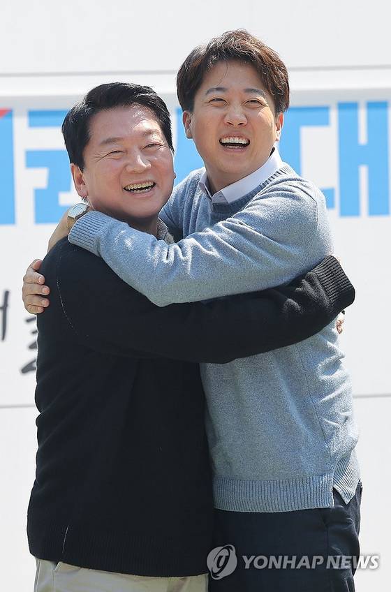 국민의힘 안철수 대선 경선 후보와 개혁신당 이준석 대선 후보가 지난달 25일 경기도 성남시 판교역 앞 광장에서 열린 인공지능(AI) 관련 '미래를 여는 단비토크'에서 만나 포옹하고 있다. 〈사진=연합뉴스〉