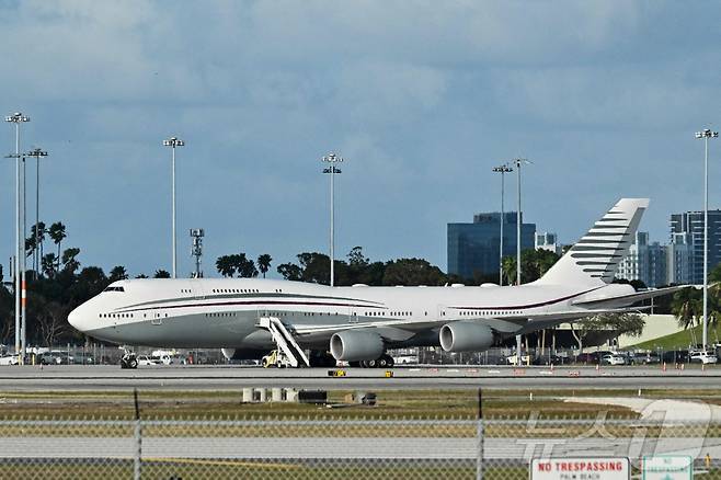 지난 2월 15일 플로리다주 웨스트 팜비치에 있는 팜비치 국제 공항에서 보잉 747 항공기가 보인다. 도널드 트럼프 미국 행정부는 11일(현지시간) 카타르 왕실로부터 선물 받은 초호화 항공기인 보잉 747-8을 대통령 전용기(에어포스 원)로 사용하기로 했다. 2025.05.12 ⓒ AFP=뉴스1 ⓒ News1 우동명 기자