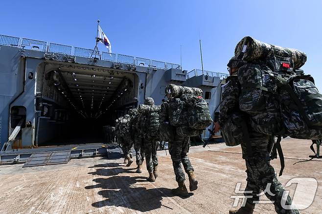 해군·해병대 합동상륙훈련에 참가하는 해병대 장병들. (해군 제공. 재판매 및 DB 금지) 2025.4.24/뉴스1