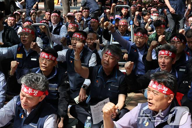 서울시버스노동조합원들이 14일 오전 서울 중구 서울시청 서소문별관 앞에서 열린 서울시 규탄 결의대회에서 구호를 외치고 있다. 2025.5.14/뉴스1 ⓒ News1 이동해 기자