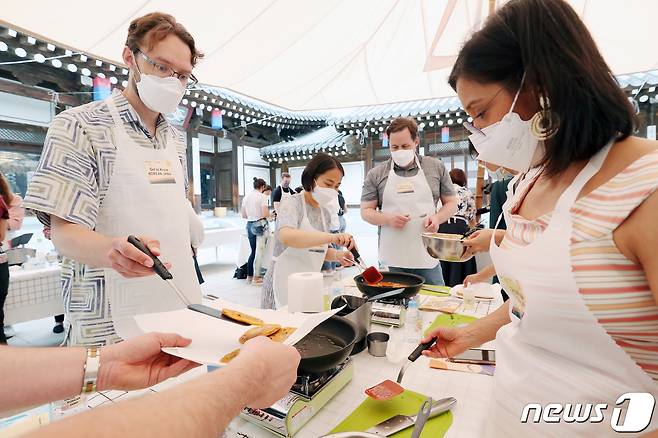 서울 중구 한국의집에서 열린 외국인 대상 한식 일일 체험 행사에서 참가자들이 전라도 장을 활용한 고추장전을 만들고 있다. (사진은 기사 내용과 무관함) / 뉴스1 ⓒ News1