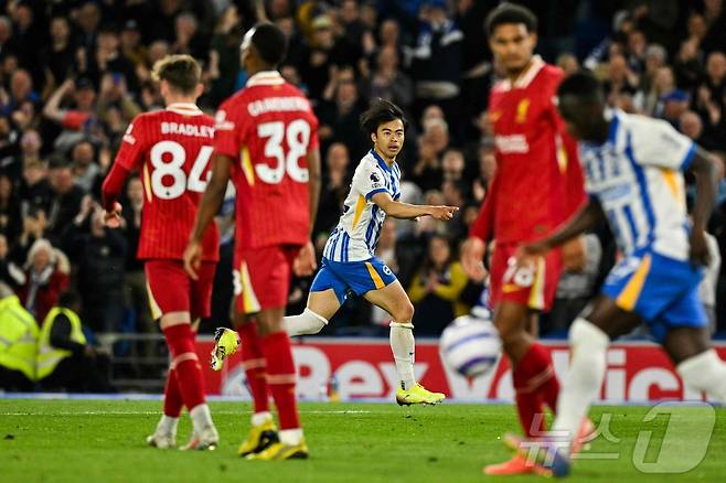 브라이튼 미토마 가오루(왼쪽에서 세 번째)가 20일(한국시간) 열린 2024-25 잉글랜드 프리미어리그 37라운드 리버풀전에서 후반 24분 동점 골을 넣었다. 미토마의 시즌 10호 골이다. ⓒ AFP=뉴스1