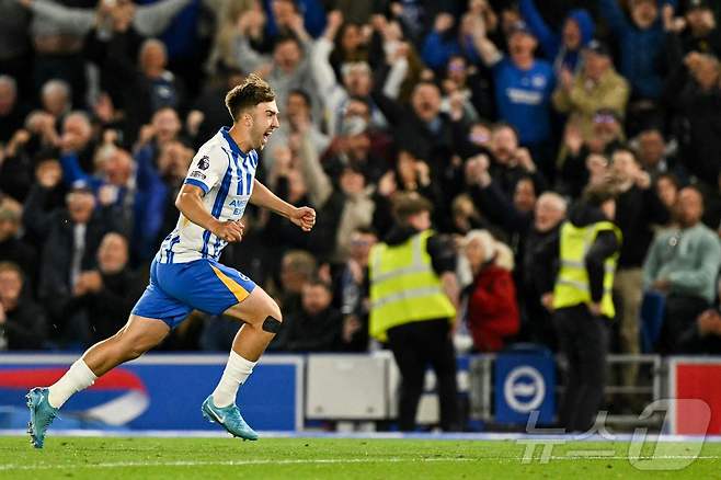 브라이튼 매트 오라일리가 20일(한국시간) 열린 2024-25 잉글랜드 프리미어리그 37라운드 리버풀전에서 후반 40분 결승 골을 터뜨린 뒤 기뻐하고 있다. ⓒ AFP=뉴스1