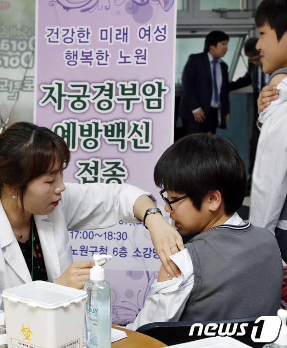 7일 서울 노원구청에서 열린 대한산부인과학회와 노원구청의 ‘건강한 미래 여성 행복한 노원’ HPV 예방 백신 접종 협약식에서 대한산부인과학회 소속 의료진들이 100명의 저소득층 남녀 청소년에게 자궁경부암을 유발하는 HPV(인유두종 바이러스)예방 백신을 접종하고 있다. (대한산부인과학회 제공) 2013.5.7/뉴스1