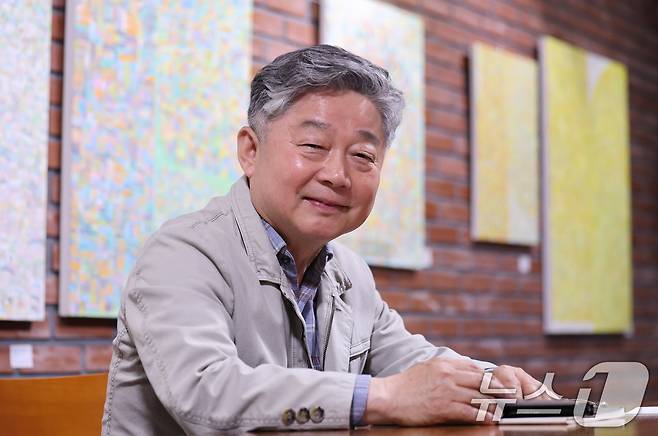 이창규 화백이 19일 서울 중구 정동 프란치스코회관 산다미아노 갤러리에서 뉴스1과 인터뷰를 갖고 있다. 2025.5.19/뉴스1 ⓒ News1 박지혜 기자
