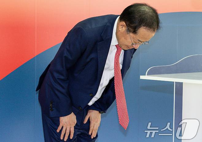 국민의힘 3차 경선에 진출하지 못한 홍준표 전 대구시장이 지난 4월 29일 오후 서울 여의도 자신의 캠프 사무실에서 소회를 밝히기 전 인사하고 있다. 2025.4.29/뉴스1 ⓒ News1 이재명 기자