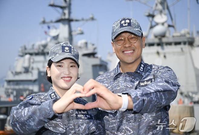 율곡이이함 기관장 임재우 중령(진)과 정조대왕함 주기실장 김보아 소령이 율곡이이함 함수갑판에서 부부애를 담은 '손하트'를 만들고 있다. (해군 제공)