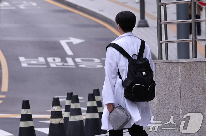 정부가 사직 전공의들을 위한 추가 모집을 허용하기로 했다. 사진은 19일 서울의 한 대학병원에서 의료진이 이동하는 모습. 2025.5.19/뉴스1 ⓒ News1 박지혜 기자