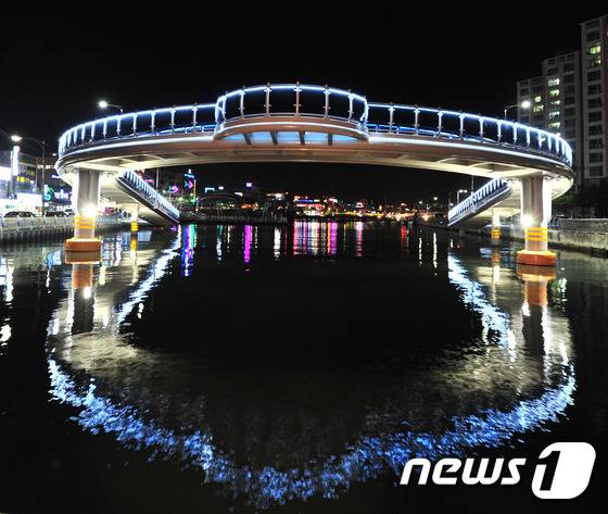 포항죽도시장을 연결하는 인도교 (뉴스1 자료, 제판매 및 DB 금지)ⓒ News1 최창호 기자