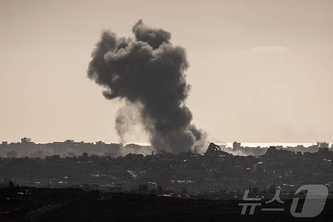 이스라엘의 가자 지구 공습으로 19일(현지시간) 가자 지구 북부의 파괴된 건물 위로 검은 연기가 피어오르고 있다. ⓒ AFP=뉴스1