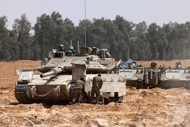 이스라엘군이 18일(현지시간) 가자지구와 이스라엘 국경 인근 지역에서 장갑차 정비 작업을 하고 있다. ⓒ AFP=뉴스1
