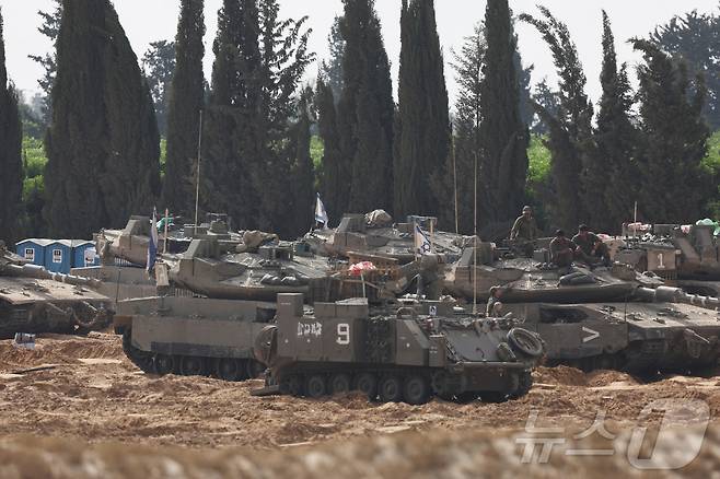 이스라엘과 하마스 간 갈등이 지속되는 가운데 19일(현지시간) 이스라엘과 가자지구 국경 인근에 이스라엘 군용차량이 모여 있다. ⓒ 로이터=뉴스1