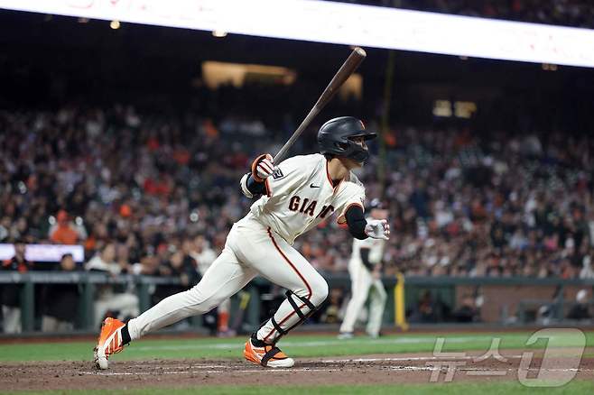 샌프란시스코 자이언츠 이정후가 20일(한국시간) 열린 2025 메이저리그 캔자스시티 로열스전에서 8회말 1타점 2루타를 터뜨렸다. ⓒ AFP=뉴스1