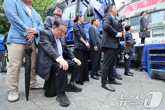 이재명 더불어민주당 대통령 후보가 수도권 표심잡기에 나선 20일 경기 의정부시 로데오거리를 찾아 지지를 호소하는 가운데 문희상 전 국회의장이 이를 듣고 있다. 2025.5.20/뉴스1 ⓒ News1 안은나 기자