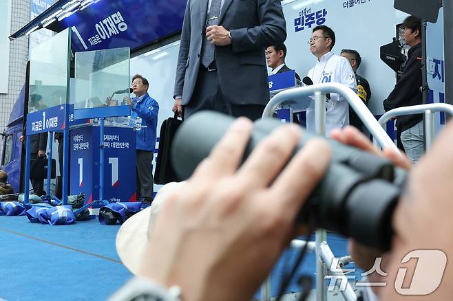 이재명 더불어민주당 대통령 후보가 수도권 표심잡기에 나선 20일 경기 의정부시 로데오거리를 찾아 방탄 유리막 안에서 지지를 호소하고 있다. 2025.5.20/뉴스1 ⓒ News1 안은나 기자