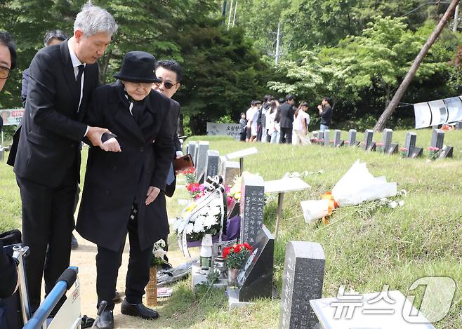 노태우 전 대통령의 아내 김옥숙씨가 19일 광주 북구 망월동 민족민주열사묘역(구묘역)에 참배하고 있다. 이날 김 여사의 참배에는 아들인 노재헌 재단법인 동아시아문화센터 이사장이 함께했다. 2025.5.19/뉴스1 ⓒ News1 이수민 기자