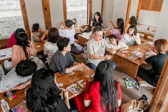 지난해 6월 정릉에서 열린 매듭 팔찌 수업 모습(국가유산청 제공)