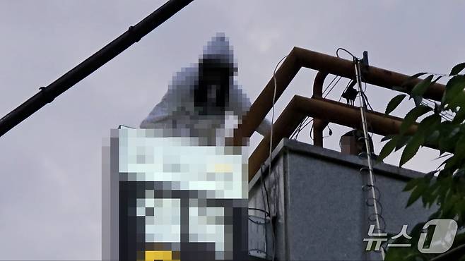 옥상 바깥에 매달려 있어 위험했던 당시 상황(청주청원경찰서 제공. 재판매 및 DB금지)/뉴스1