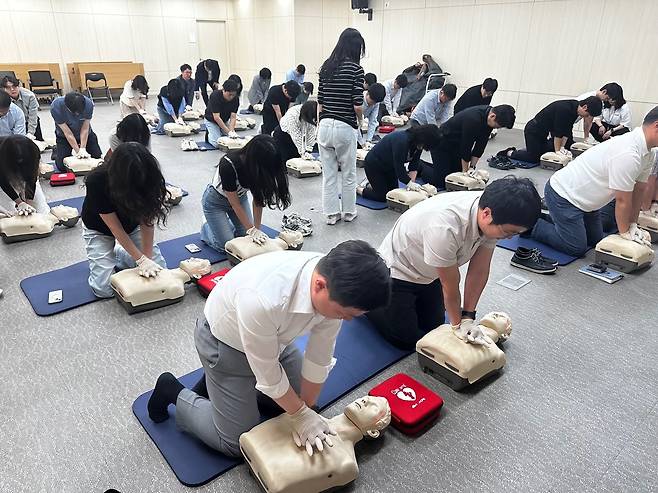 국가보훈부 직원들이 20일 오후 충남 공주 국가재난안전교육원에서 심폐소생술 응급처치요령을 실습하고 있다.(국가보훈부 제공)