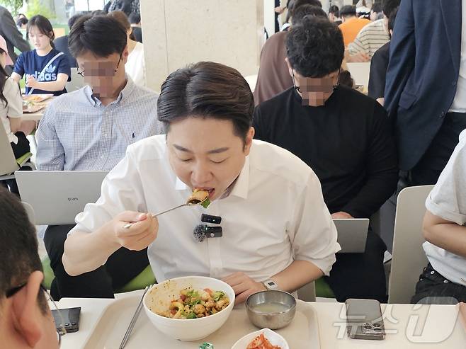 ‘학식먹자 이준석’을 진행하는 이준석 개혁신당 대통령 후보가 20일 낮 광주 북구 용봉동 전남대학교 제1학생회관 학생식당에서 식사를 하고 있다. 2025.5.20/뉴스1 ⓒ News1 서충섭 기자