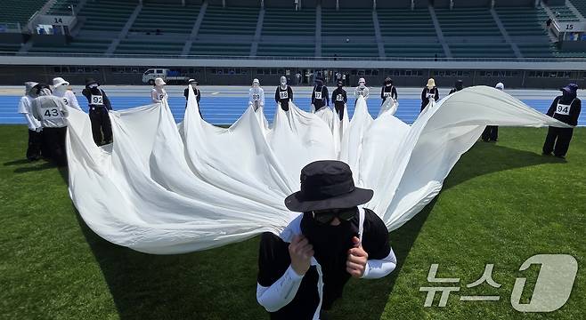 오는 27일부터 열리는 2025 구미 아시아육상경기선수권대회를 앞두고 20일 주경기장인 구미시민운동장에서 구미시립무용단과 계명대 무용학과 학생들이 개막식 주제공연 예행연습을 하고 있다. 아시아육상경기선수권대회는 세계 43개국에서 선수단, 임원, 심판, 언론 관계자 등 2000여 명이 참가해오는 27일부터 닷새간 열린다.2025.5.20/뉴스1 ⓒ News1 정우용 기자