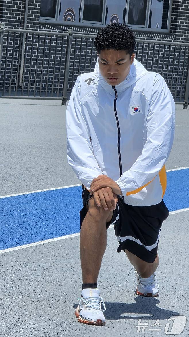 한국 육상의 단거리 유망주 나마디 조엘진(예천군청)이 20일 2025 구미 아시아육상경기선수권대회가 열리는 구미시민운동장을 찾아 스트레칭을 하며 몸을 풀고 있다. 아시아육상경기선수권대회는 세계 43개국에서 선수단, 임원, 심판, 언론 관계자 등 2000여 명이 참가해오는 27일부터 닷새간 열린다. 2025.5.20/뉴스1 ⓒ News1 정우용 기자