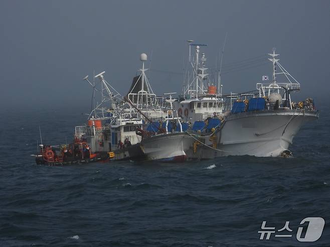 (포항=뉴스1) 최창호 기자20일 오전 8시10분쯤 경북 포항시 남구 구룡포 동방 28km 해상에서 항해 중이던 어선 A 호(48톤)와 9톤급 어선 B호가 충돌했다. (포항해양경찰서제공, 제판매 및 DB 금지) 2025.5.20/뉴스1