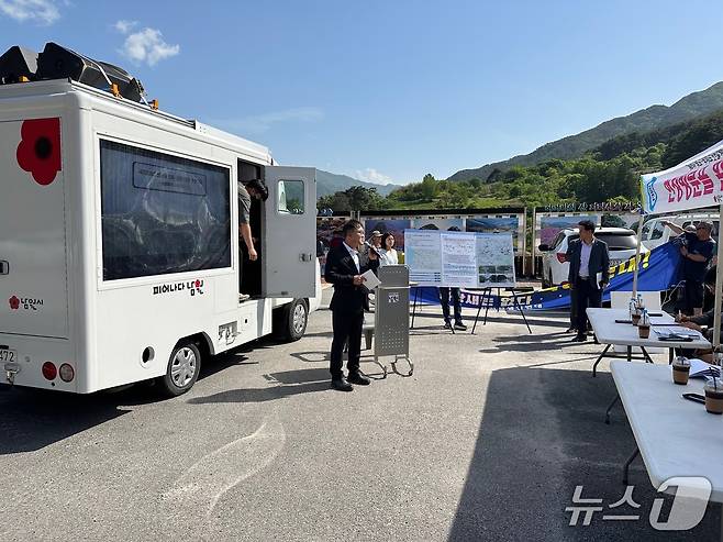 20일 KDI가  국지도 60호선(인월~산내), 국도 24호선(순창 적성~남원 주생) 2차로 개량 사업에 대한 예비타당성 현장 조사를 실시한 가운데 민선식 남원부시장이 사업의 시급성 및 필요성을 평가 위원들에게 설명하고 있다.(남원시 제공. 재판매 및 DB금지)/뉴스1