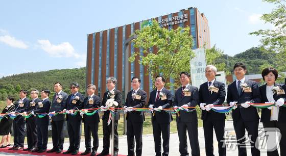 왼쪽 7번째부터 남태헌 한국산림복지진흥원장, 임상섭 산림청장, 장종태 국회의원, 이장우 대전시장, 서철모 서구청장, 최무열 한국임업진흥원장, 서경덕 한국등산트레킹지원센터 이사장. (대전=뉴스1) 김기태 기자