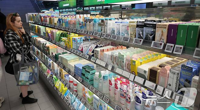 14일 서울 중구 명동의 한 뷰티 매장에서 외국인 관광객들이 화장품을 둘러보고 있다. . 2025.5.14/뉴스1 ⓒ News1 박지혜 기자