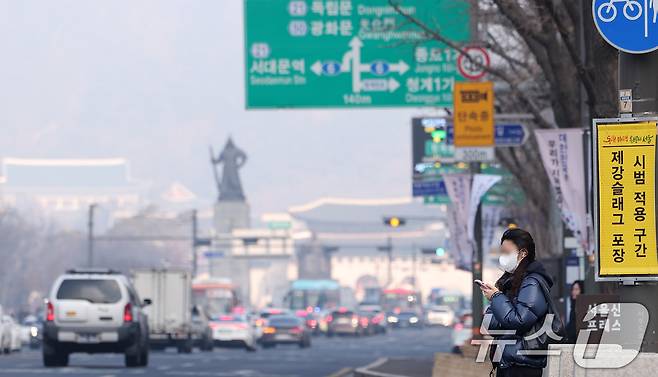 서울 중구 한국프레스센터 앞에서 한 시민이 마스크를 착용한 채 거리를 거닐고 있다. 2025.2.26/뉴스1 ⓒ News1 김성진 기자