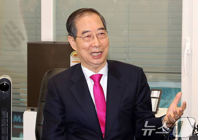 한덕수 전 국무총리가 11일 서울 여의도 국민의힘 대선후보 사무실에서 김문수 국민의힘 대선후보와 회동을 하고 있다. (공동취재) 2025.5.11/뉴스1 ⓒ News1 이광호 기자