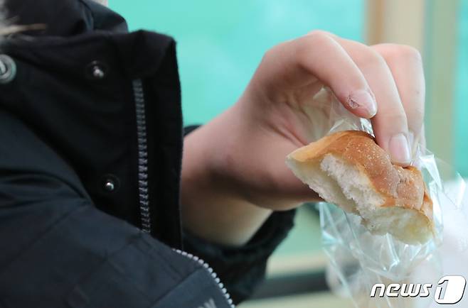초등학교 급식실에서 점심으로 빵을 먹는 학생 (자료사진) ⓒ News1 김기태 기자