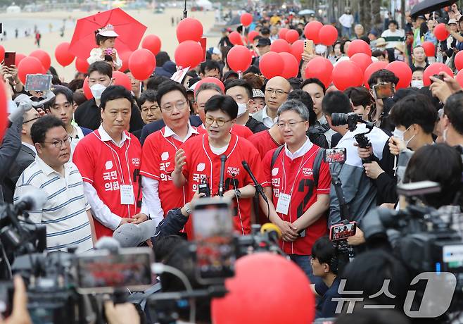 한동훈 전 국민의힘 대표가 20일 오후 부산 수영구 광안리해수욕장에서 김문수 국민의힘 대통령 후보 지원 유세에 나선 가운데 언론 브리핑을 하고 있다. 2025.5.20/뉴스1 ⓒ News1 윤일지 기자
