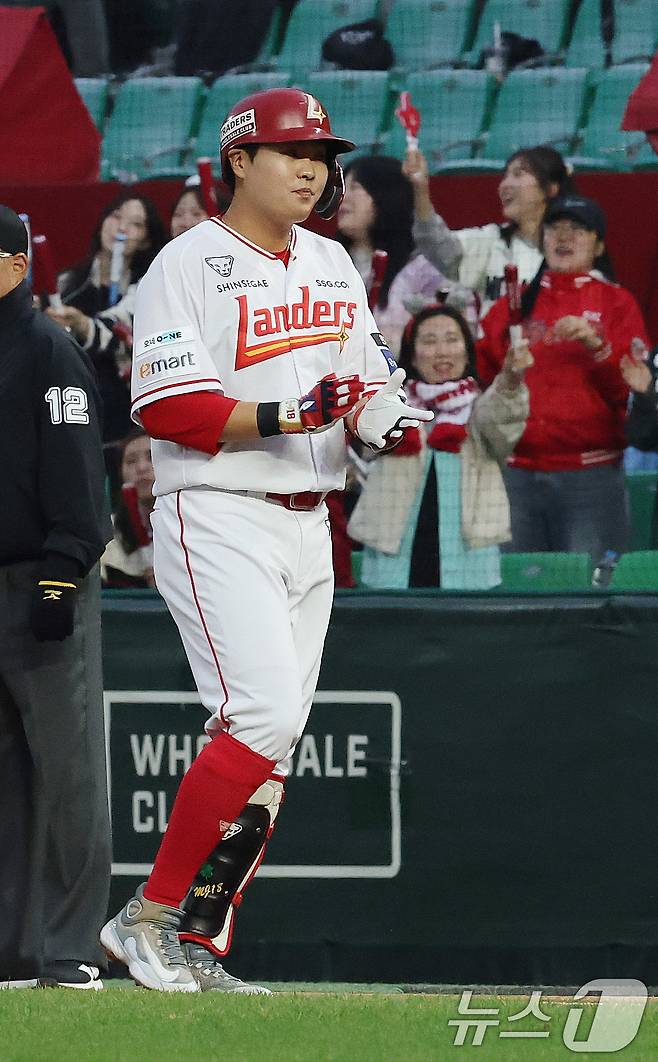 17일 인천시 미추홀구 인천SSG랜더스필드에서 열린 프로야구 '2025 신한 SOL 뱅크 KBO리그' SSG와 한화의 경기에서 SSG 고명준이 1회말 1사 1, 3루상황 1타점 안타를 친 후 환호하고 있다. 2025.4.17/뉴스1 ⓒ News1 박세연 기자