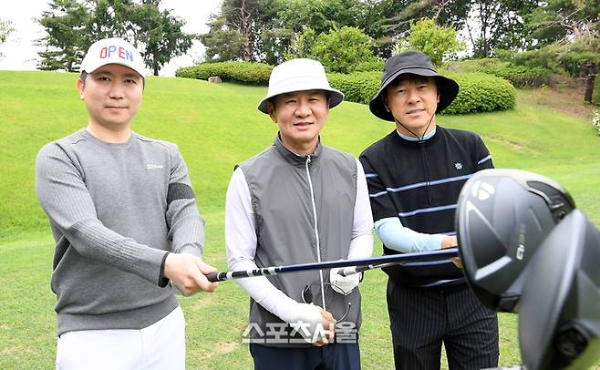 유승민 대한체육회장(왼쪽)과 정몽규 대한축구협회장(가운데), 신태용 대한축구협회 부회장이 19일 경기도 용인 코리아CC에서 열린 ‘2025 축구인 골프대회’에서 기념촬영을 하고 있다.  ‘축구인 골프대회’는 대한축구협회, 한국프로축구연맹, 울산 HD, 포항스틸러스가 주최하고 스포츠서울, 스포츠조선, 일간스포츠, 스포츠경향, 스포츠동아, 세계비즈앤스포츠월드 등 스포츠전문 미디어 6개사가 후원한다. 2025. 5. 19.  용인 | 박진업 기자 upandup@sportsseoul.com