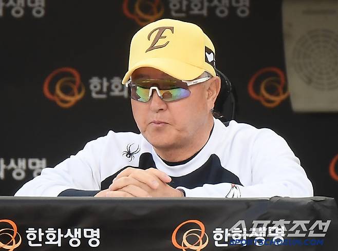 14일 대전 한화생명볼파크에서 열린 두산-한화전. 김경문 감독이 연승 기간 내내 입었던 후드티를 벗고 시원한 티셔츠로 갈아 입었다. 대전=정재근 기자 cjg@sportschosun.com/2025..5.14/